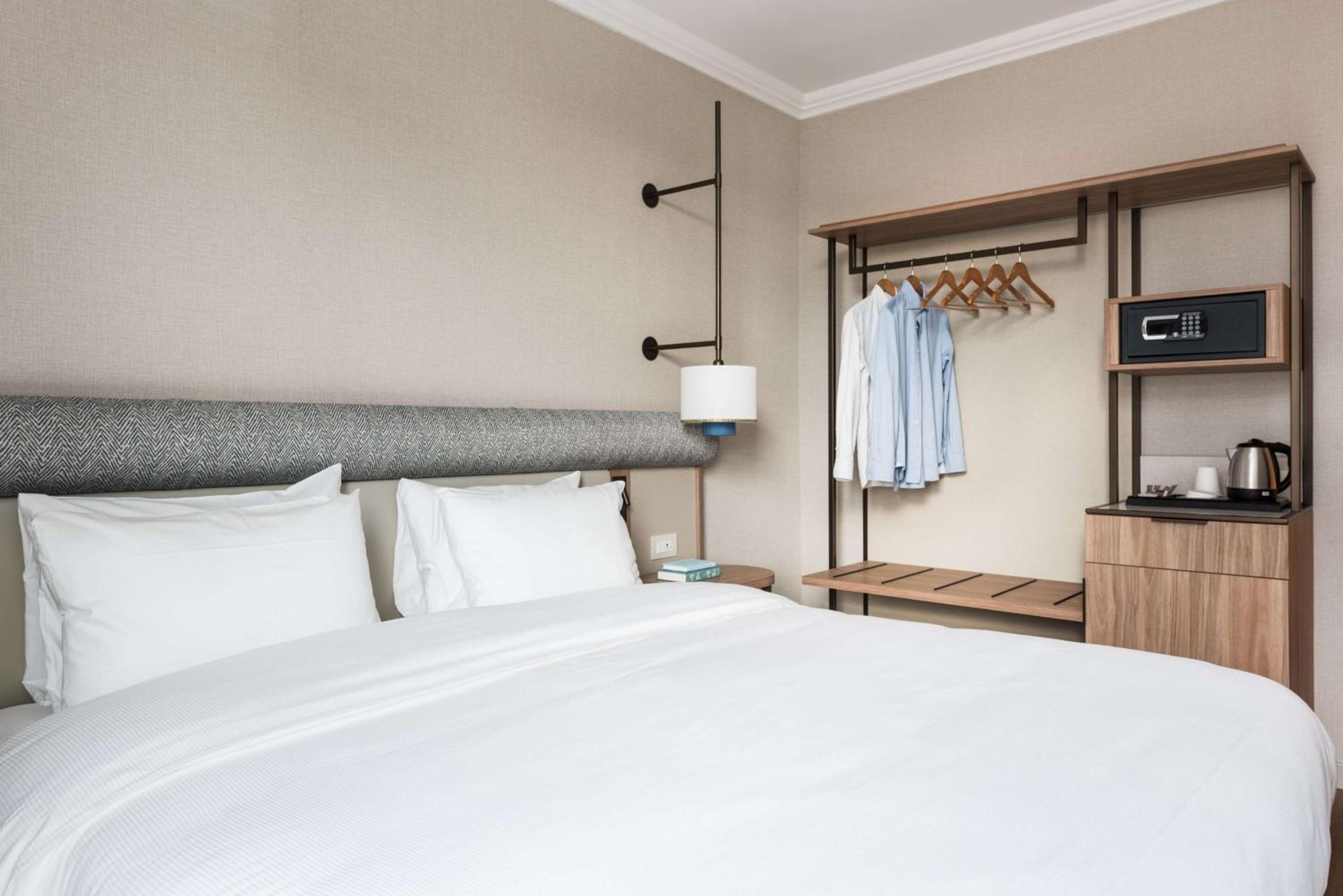 GUEST ROOM, KING BED