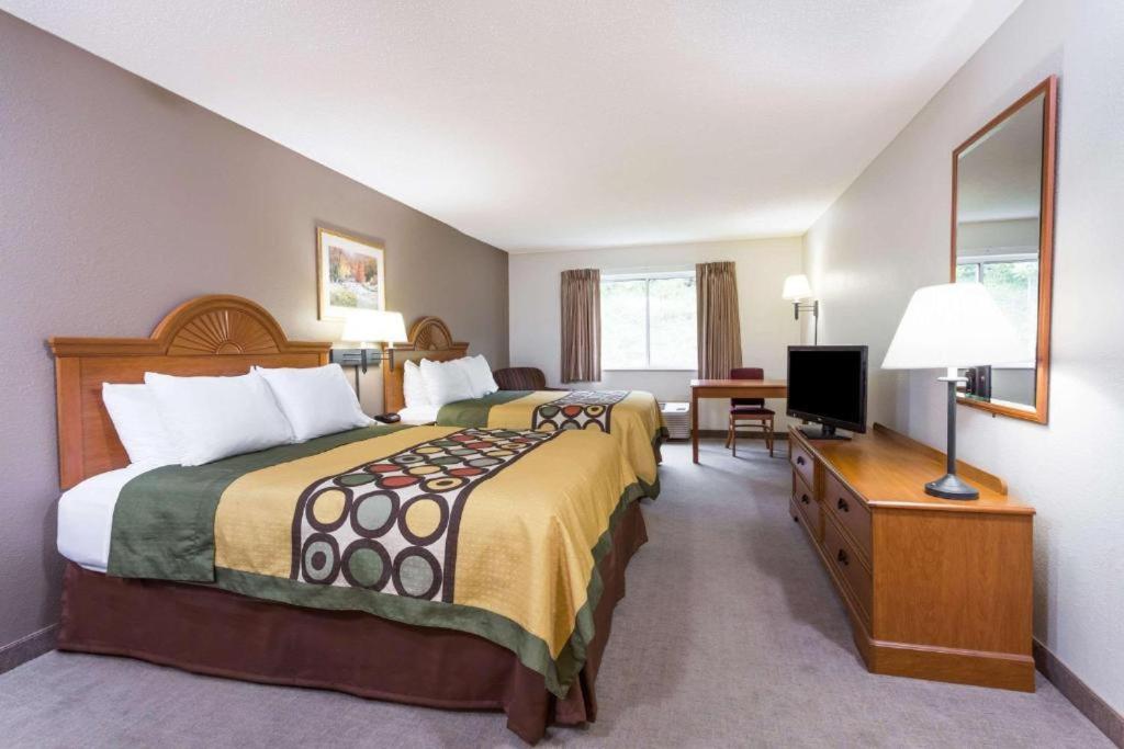 Efficiency, Quadruple, 2 Queen Beds, Quality Inn Huntington University Area 2/2