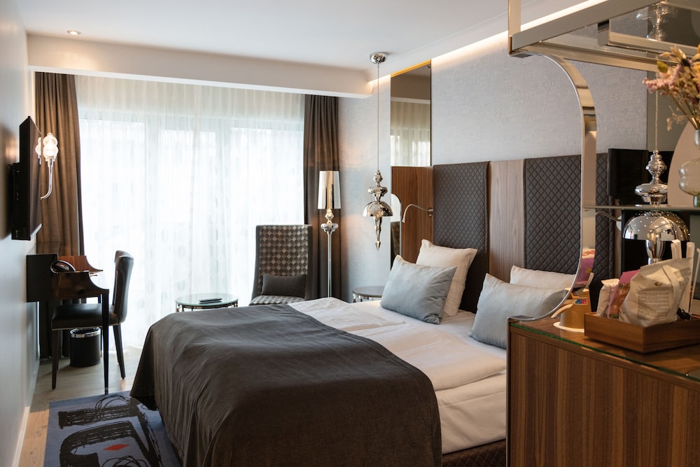 ADJOINING, 2 DOUBLE BEDS