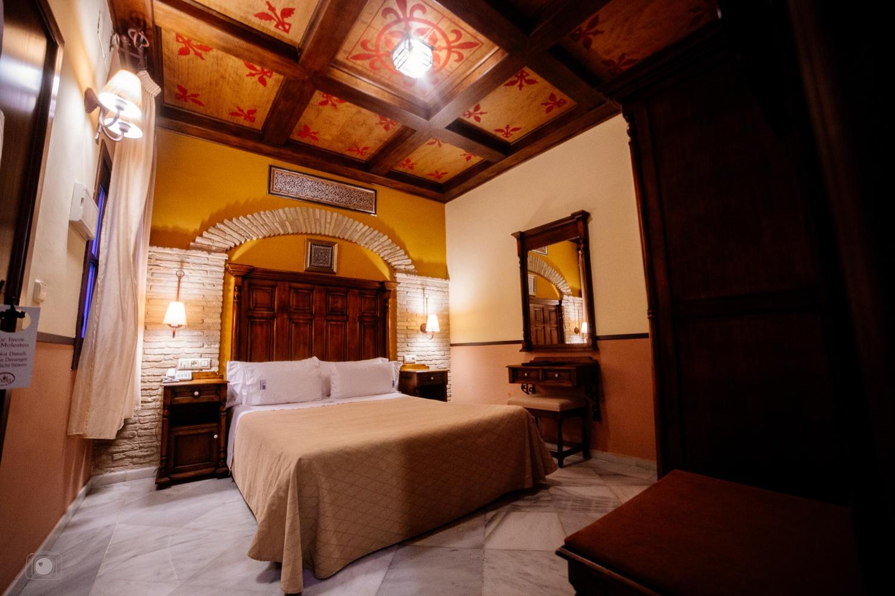 ROOM, SINGLE