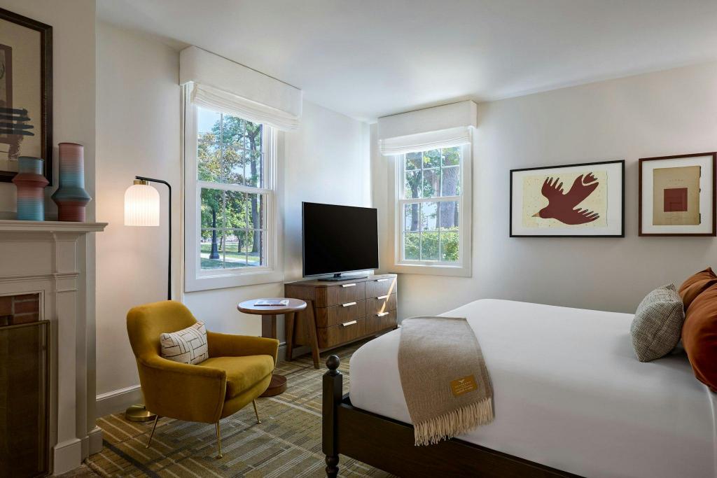 Colonial, Home, Guest Room, King Bed