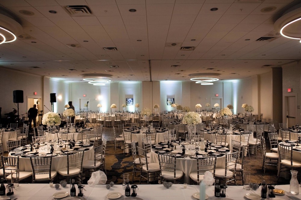 Delta Hotels By Marriott Utica 41/57