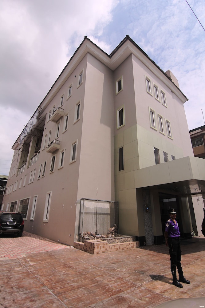 Oakspring Hotel &amp; Luxury Suites 8/50