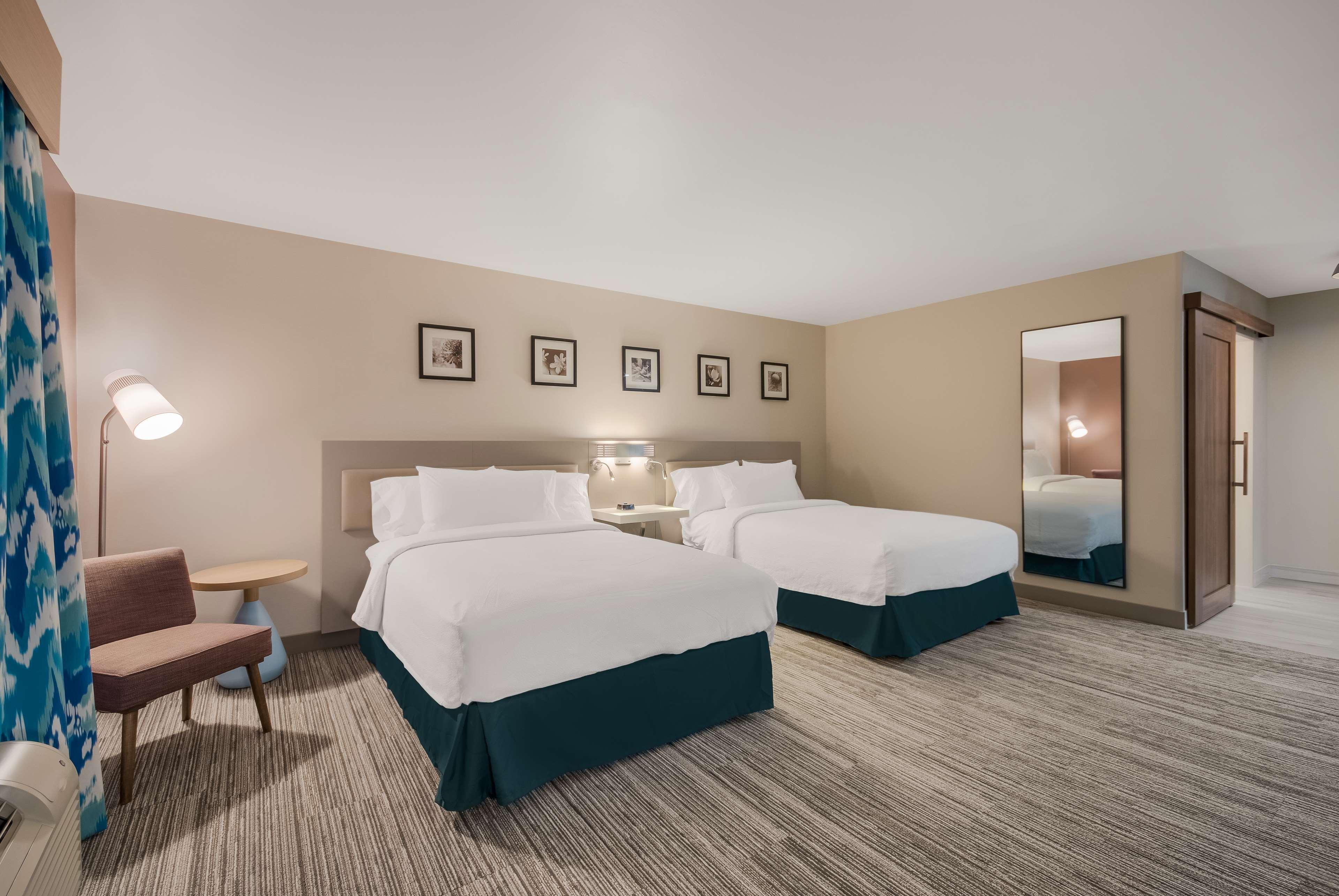 STANDARD, 2 QUEEN BEDS