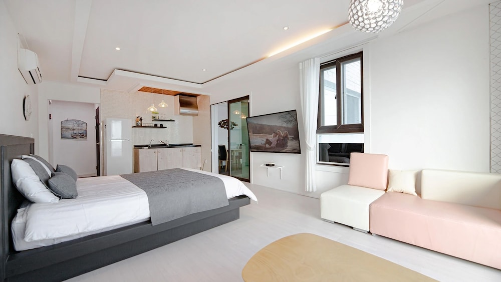 1 Bedroom, Basic, King Bed, Ocean or Spa View