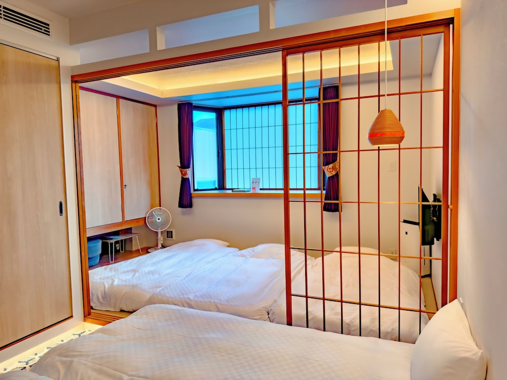 غرفة عائلية بسريرين منفصلين وفرشتي فوتون بحوض استحمام، Hotel Imagine Kyoto 3/10