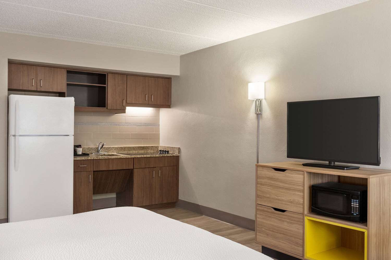 Days Inn By Wyndham Cocoa Beach Port Canaveral 15/44