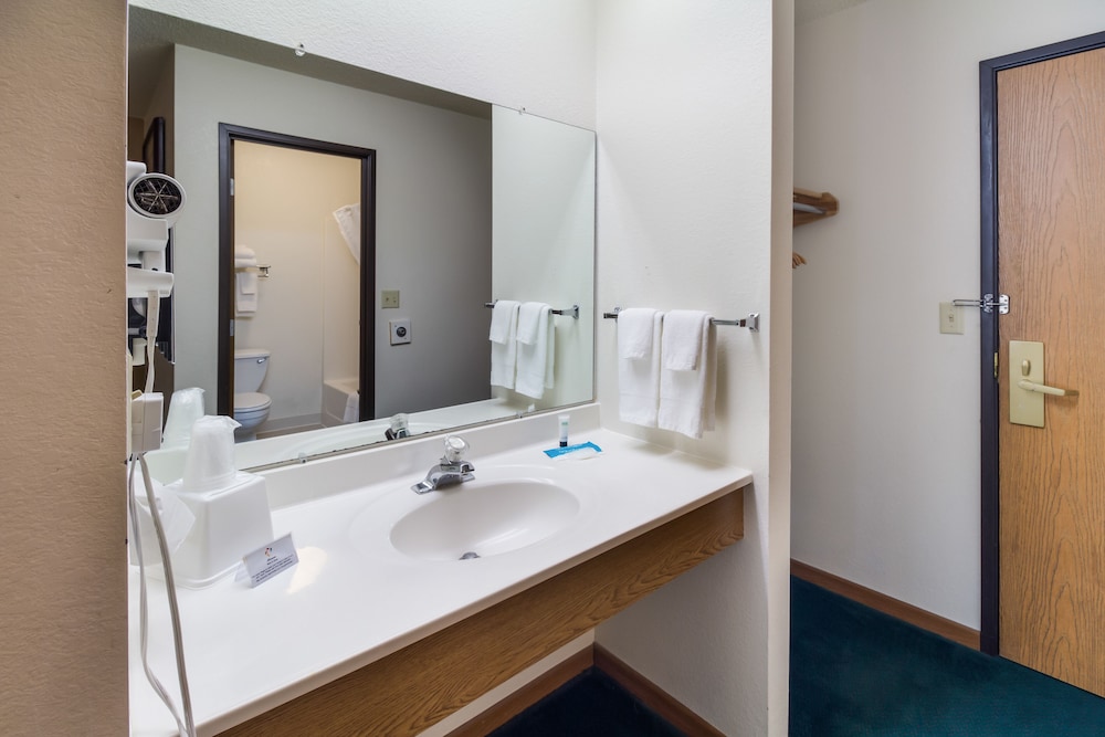 Alliance Hotel & Suites, a Howard Johnson by Wyndham 56/58