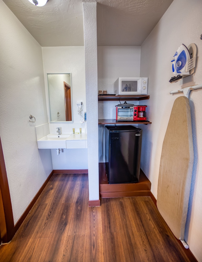 Budget Inn Motel 42/54