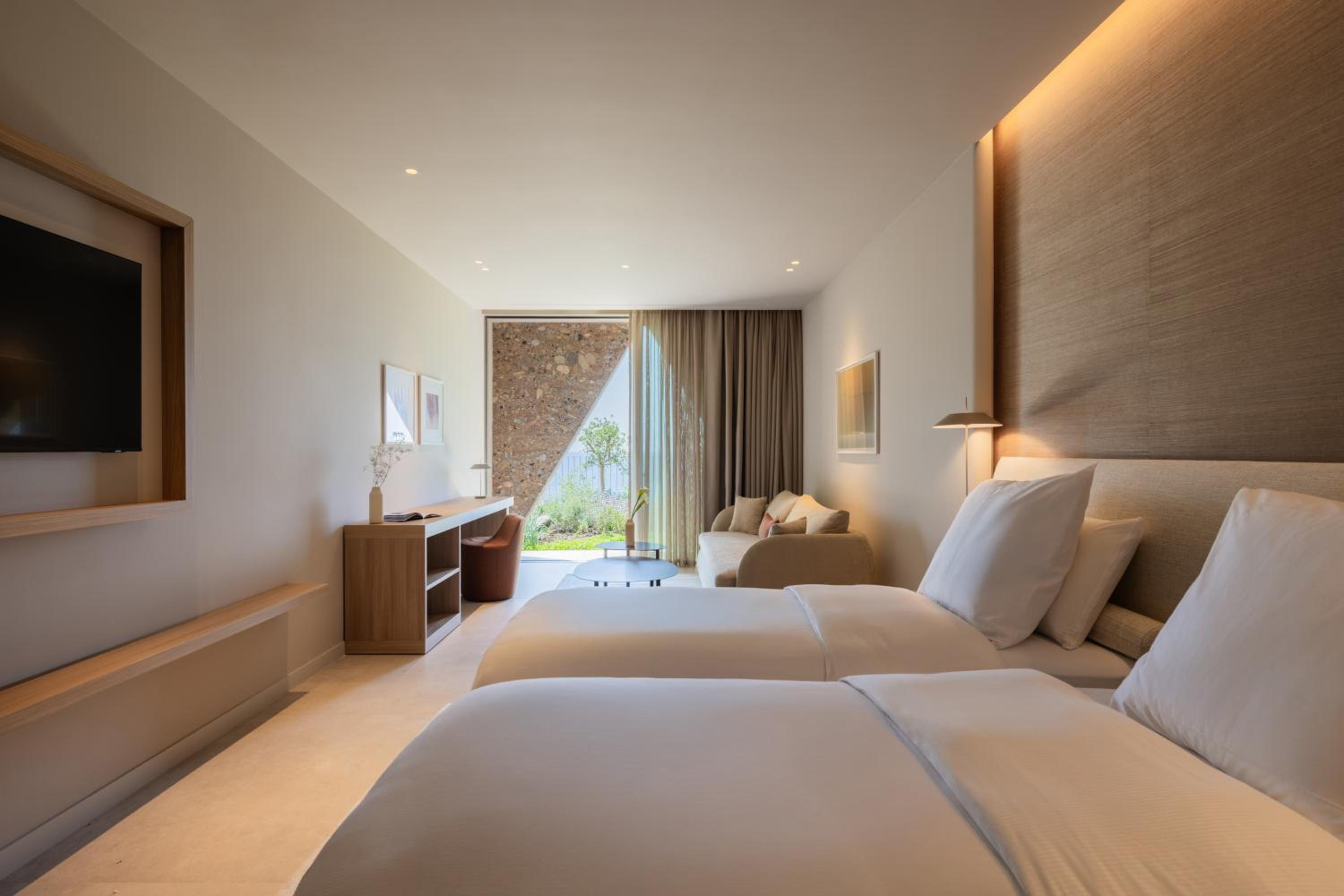 DELUXE, TWIN BEDS, SOFA