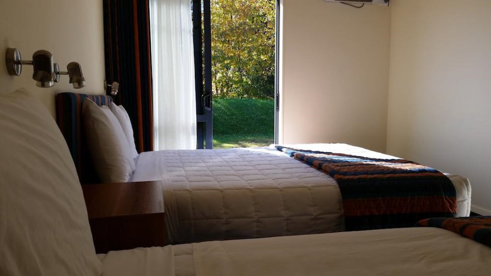 THE PEAKS MOTOR INN 12/40