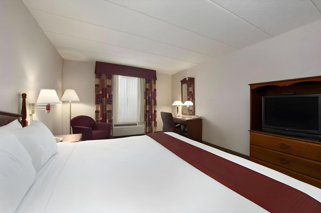 Room, King Bed, Pool Side, Accessible