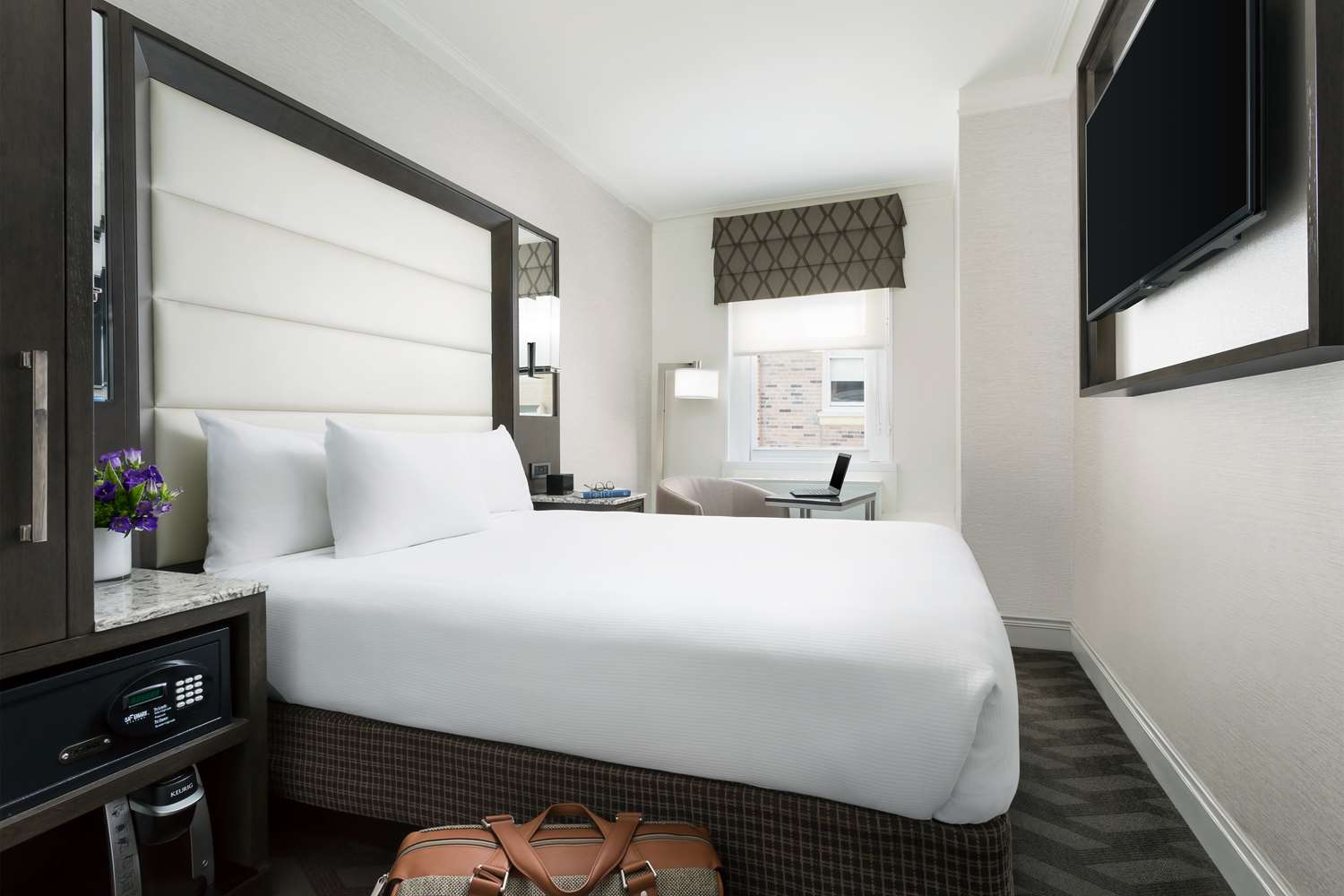 غرفة صغيرة بسرير كينج، Hilton Boston Park Plaza 2/2