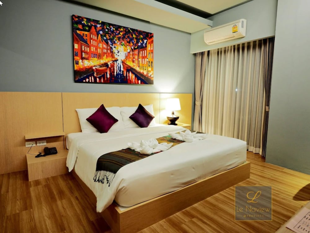 DELUXE, KING BED