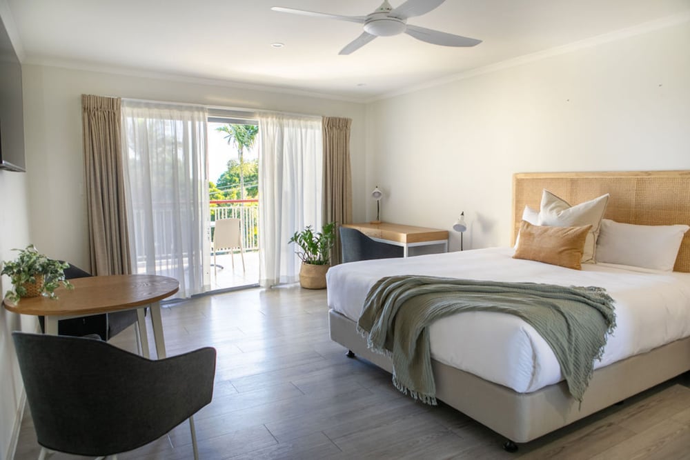 DELUXE, KING BED, JETTED TUB