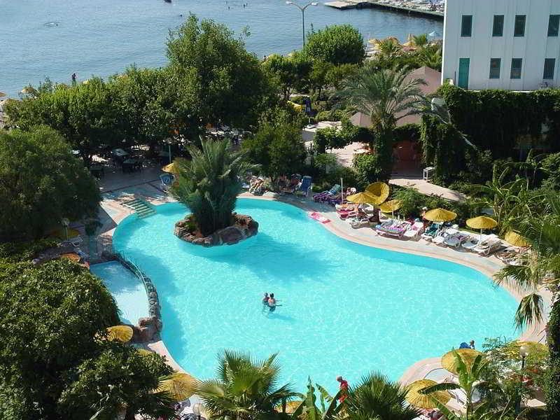 Tropical Hotel 8/9