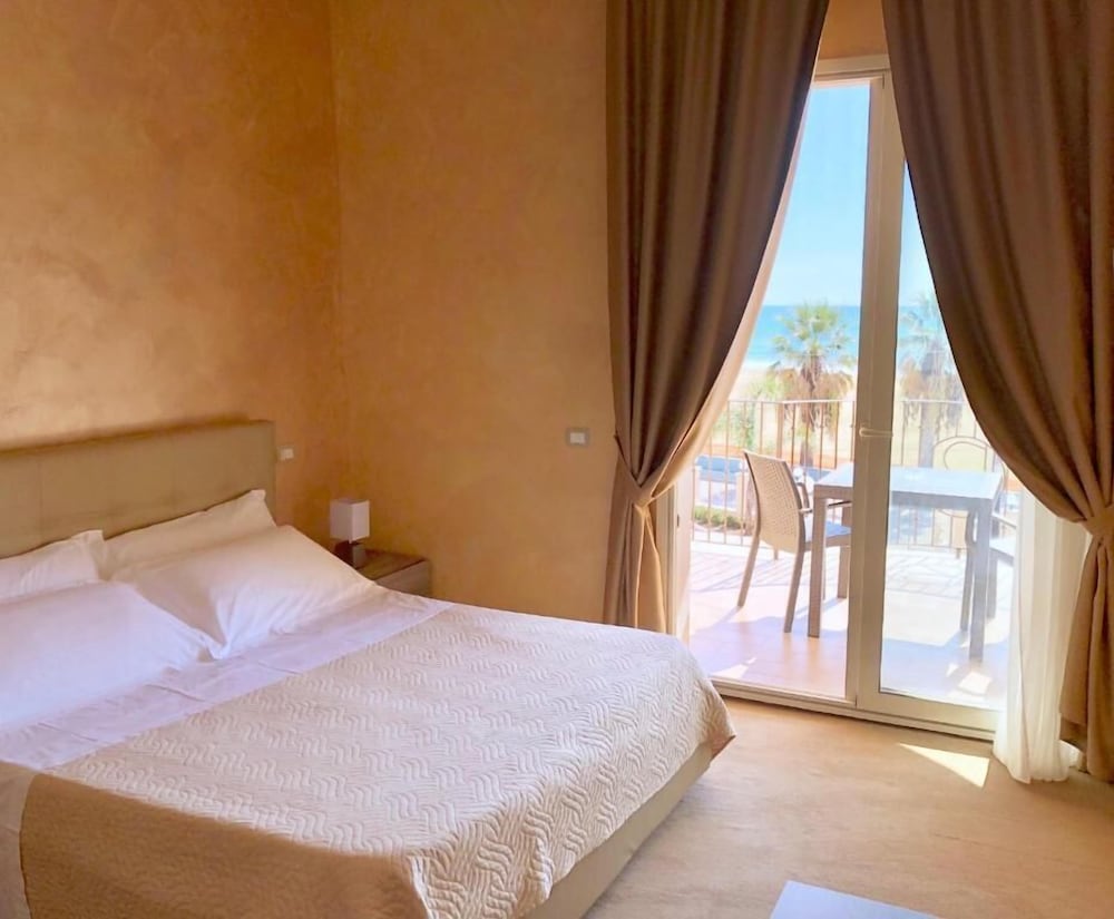 DELUXE, DOUBLE BED, PARTIAL SEA VIEW