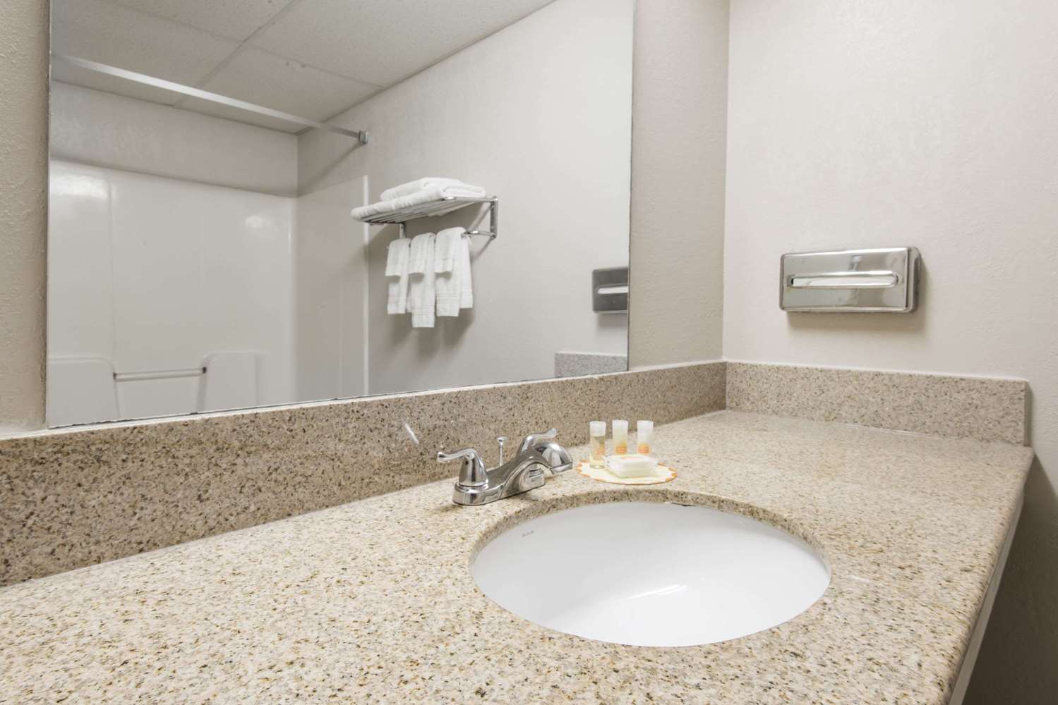 Days Inn by Wyndham Kansas City International Airport 23/29