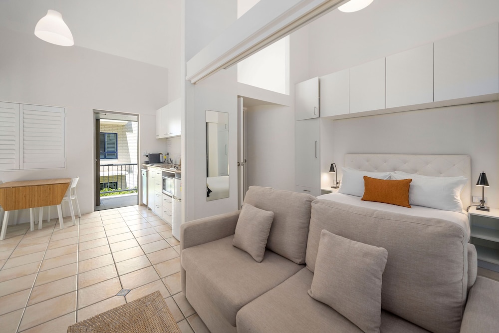 JULIANS APARTMENTS 36/50