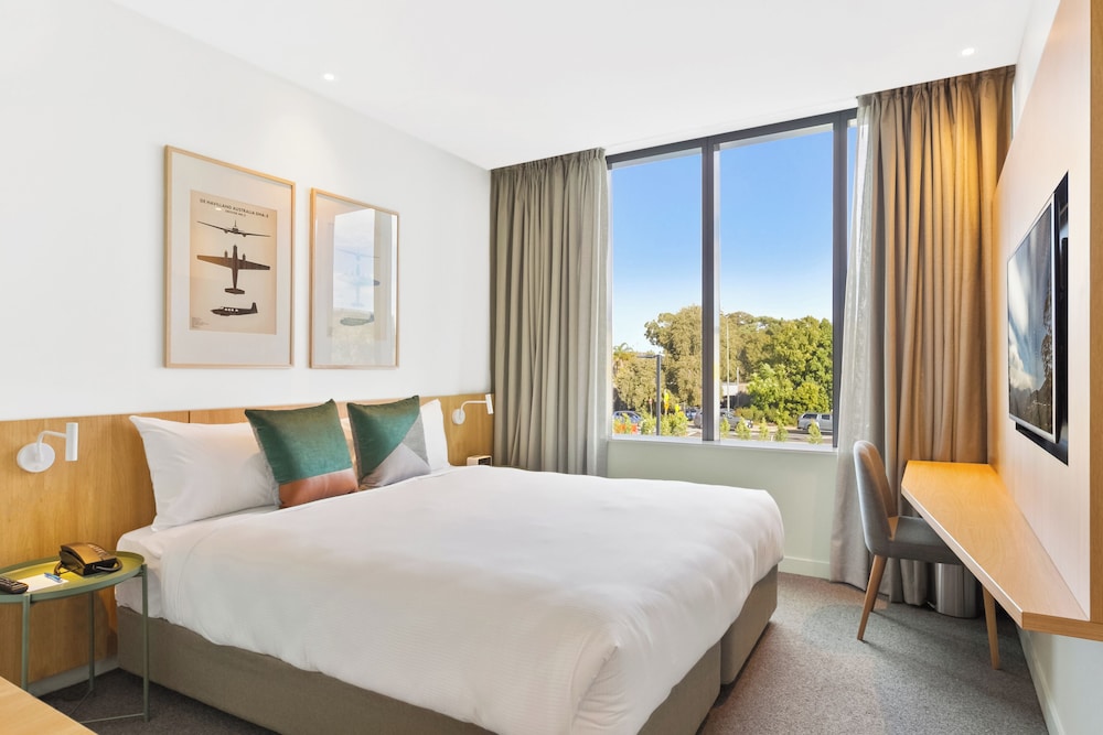 STUDIO, KING BED, URBAN VIEW