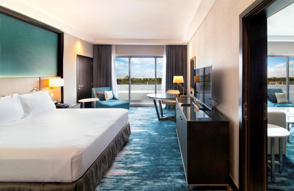 غرفة بريميوم بشرفة، Radisson Blu Hotel & Resort Al Ain 2/8