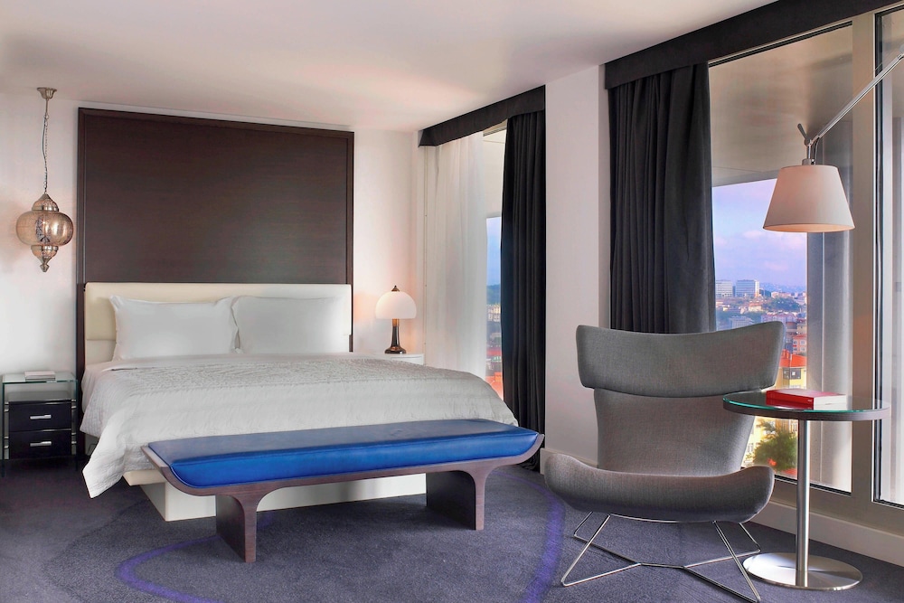 Club, Suite, King Bed, City View, Corner
