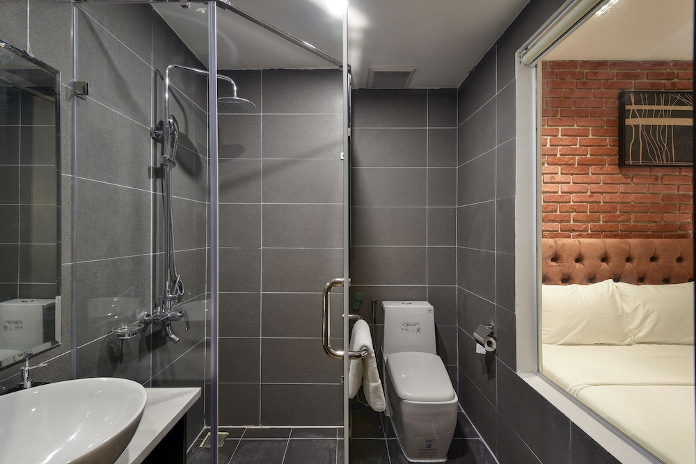 The Marron Hotel 44/50