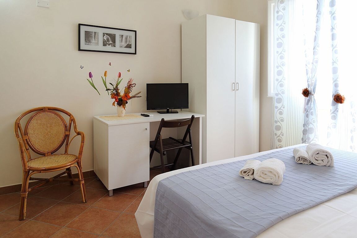 ROOM, DOUBLE BED
