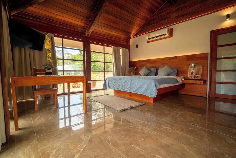 LUXURY, CABIN