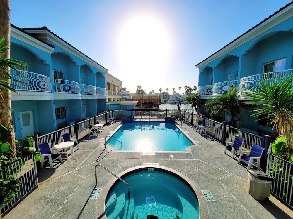 Casa Bella Hotel and Suites 21/24