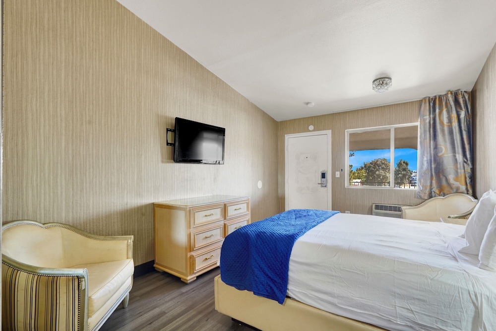 Crown Motel 24/66