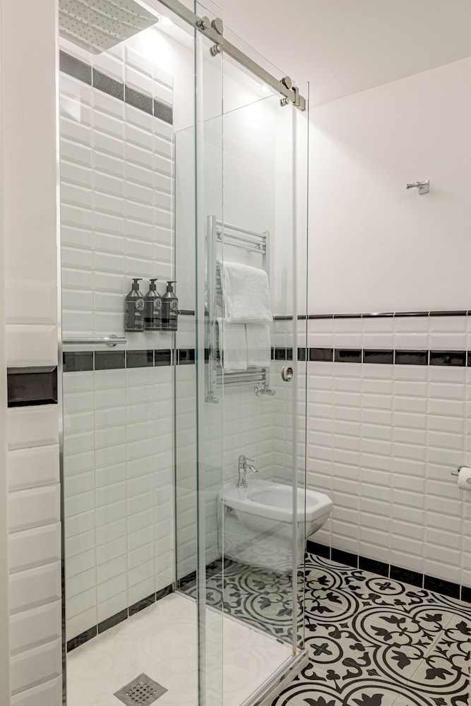 The Independent Suites 42/51