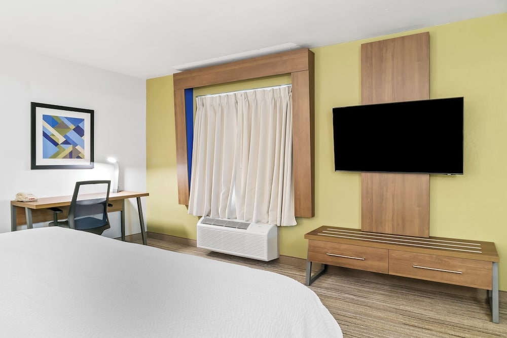 Standard, King Bed, Holiday Inn Express Hotel And Suites Marion 8/10