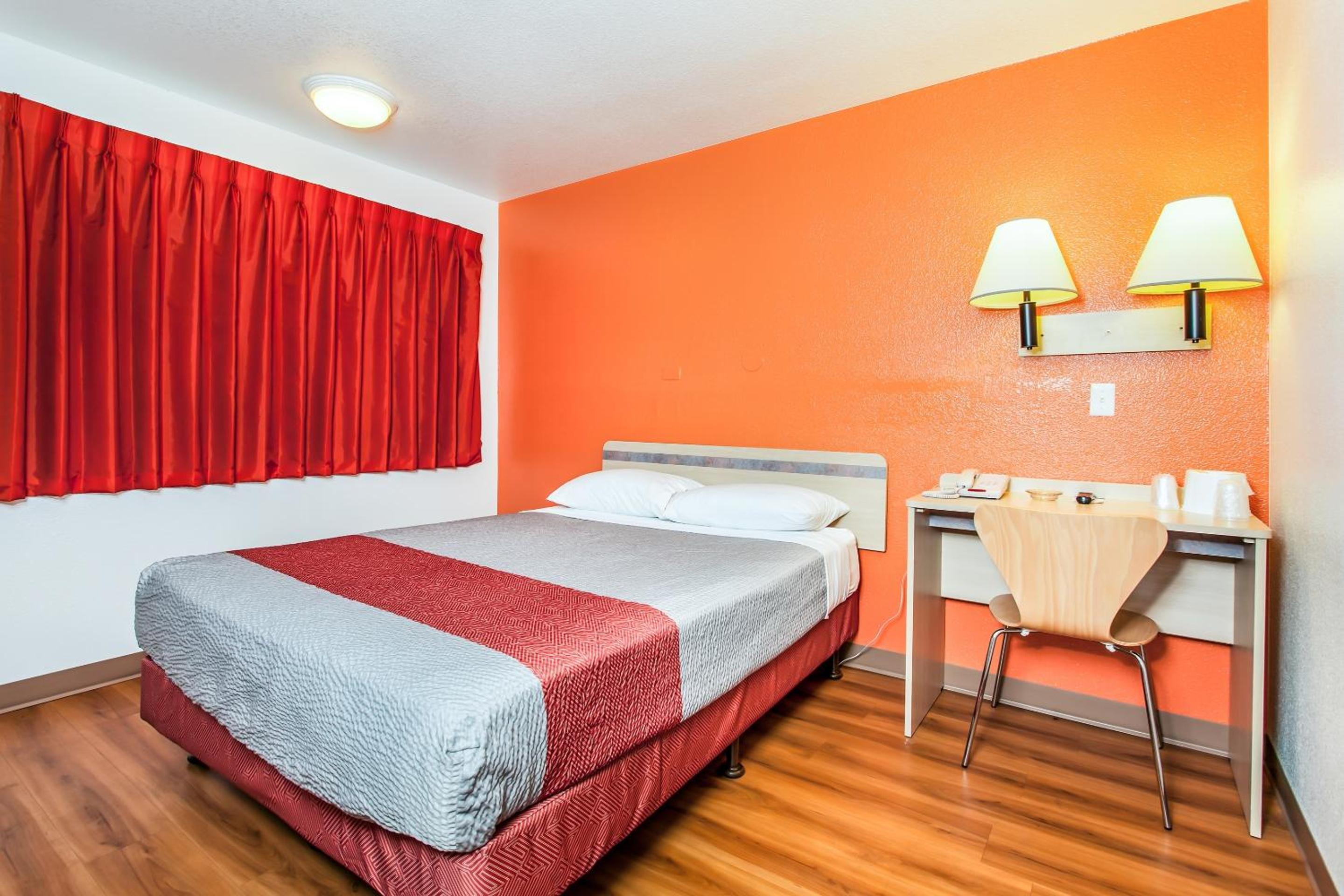 1 Queen Bed ADA/RI Shower/Non-Smoking