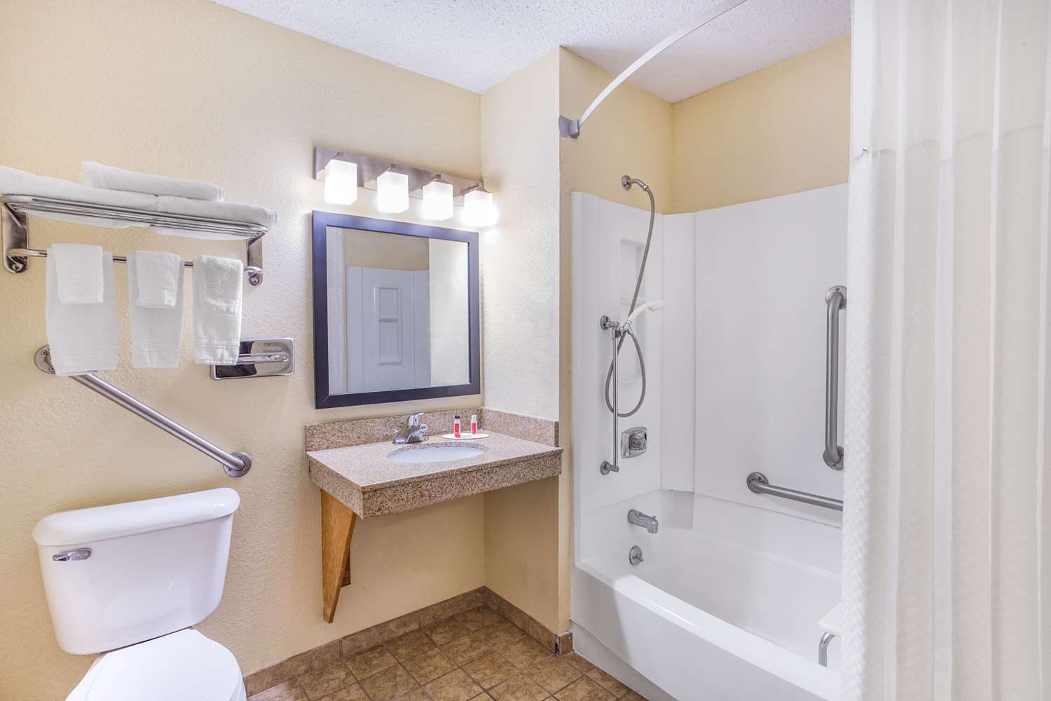 Super 8 by Wyndham Decorah 28/28