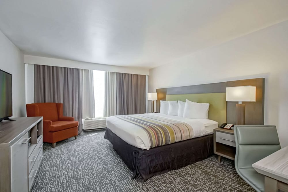ROOM, KING BED
