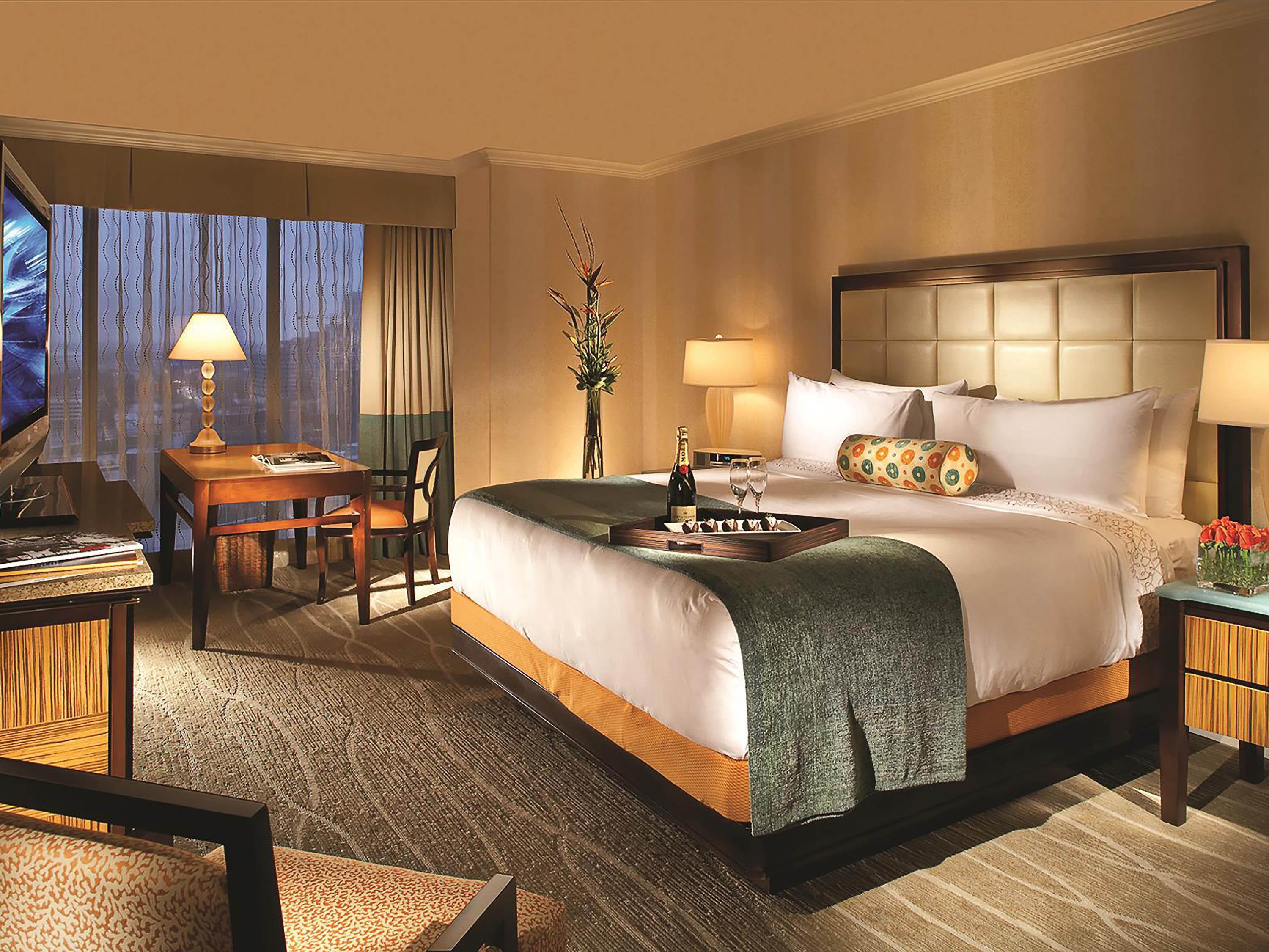 Fairmont Gold, King Bed, City View, Lounge Access