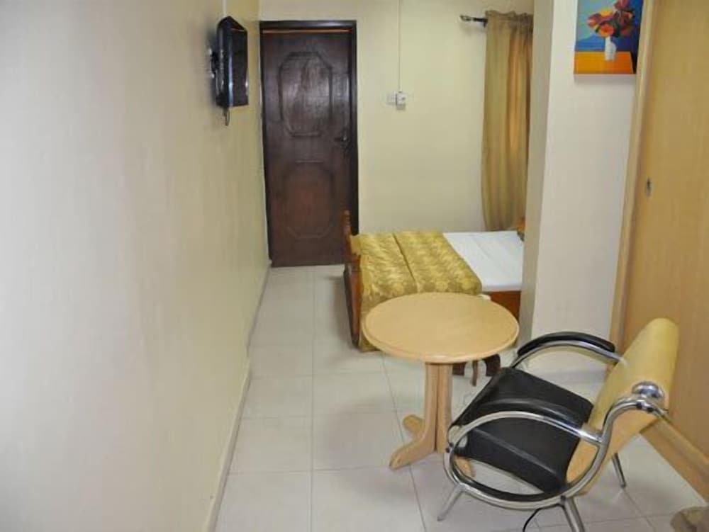 Solitude Hotel Yaba photo3