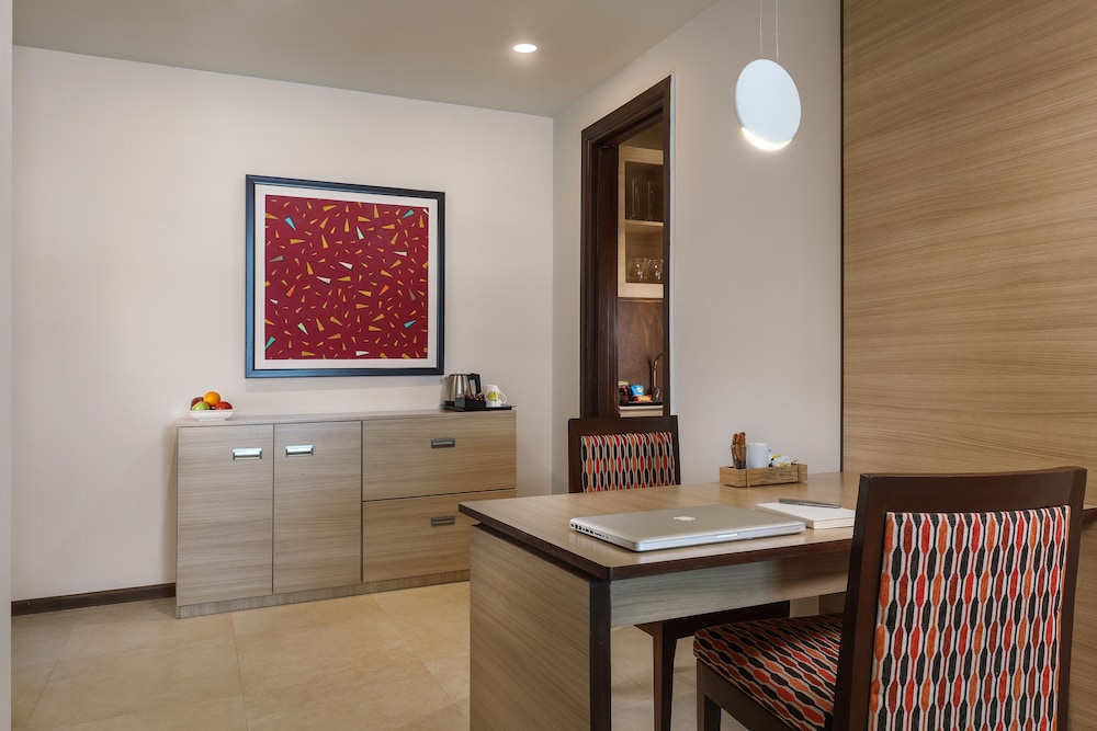 Sandal Suites Op. By Lemon Tree Hotels 4/50