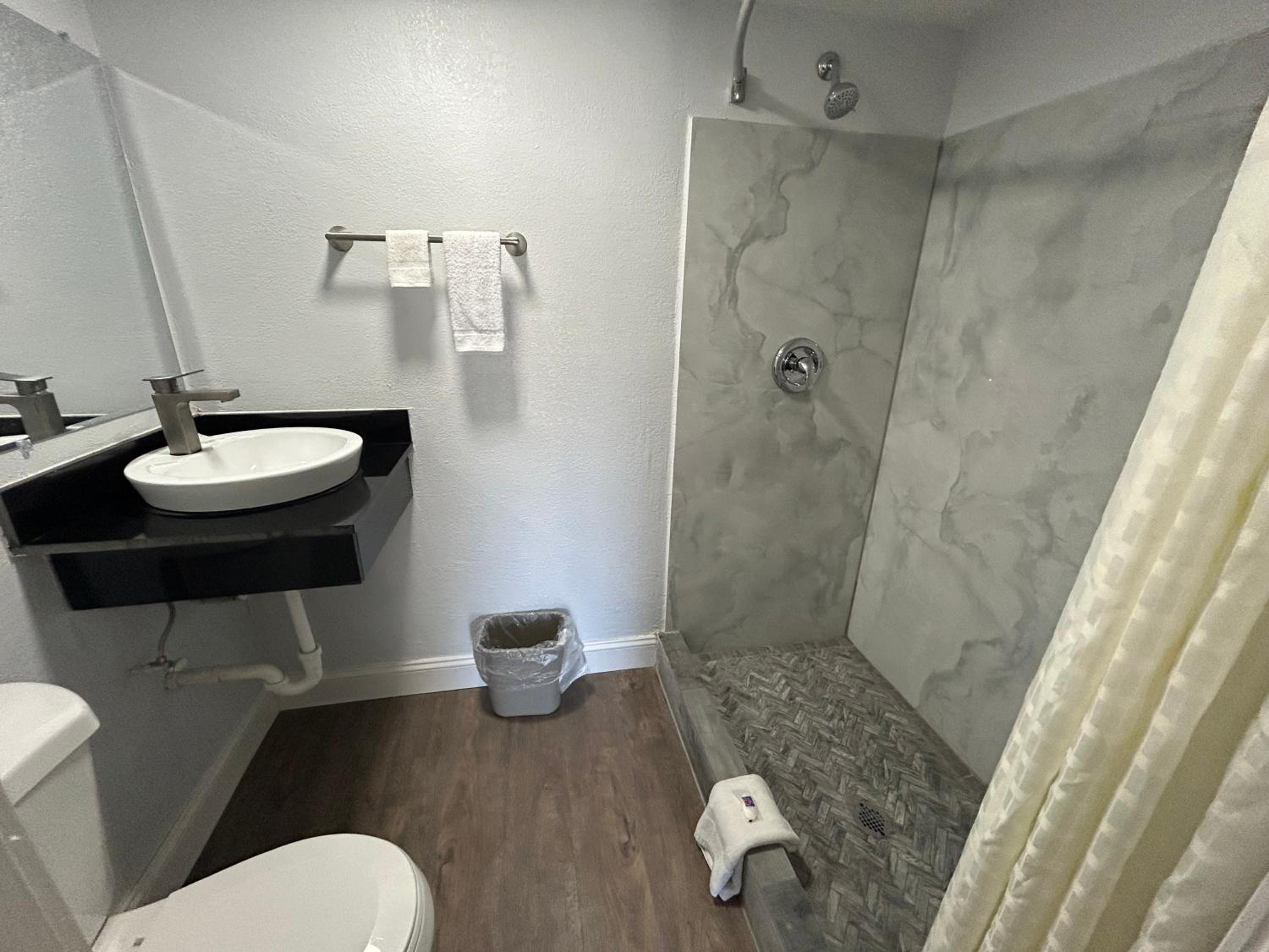 1 King Bed - Non-Smoking, Micfridge, Motel6 Ponca City, OK 9/10