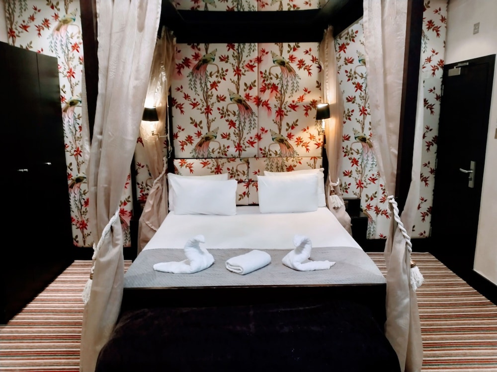 Edward Hotel Paddington 25/65