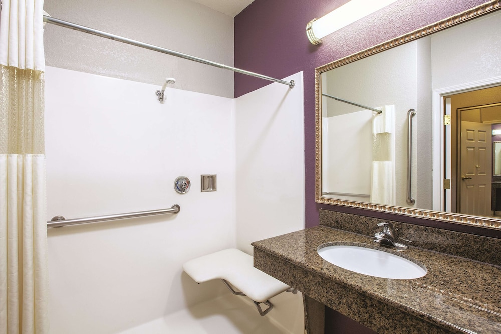 La Quinta Inn and Suites by Wyndham Gainesville 11/35