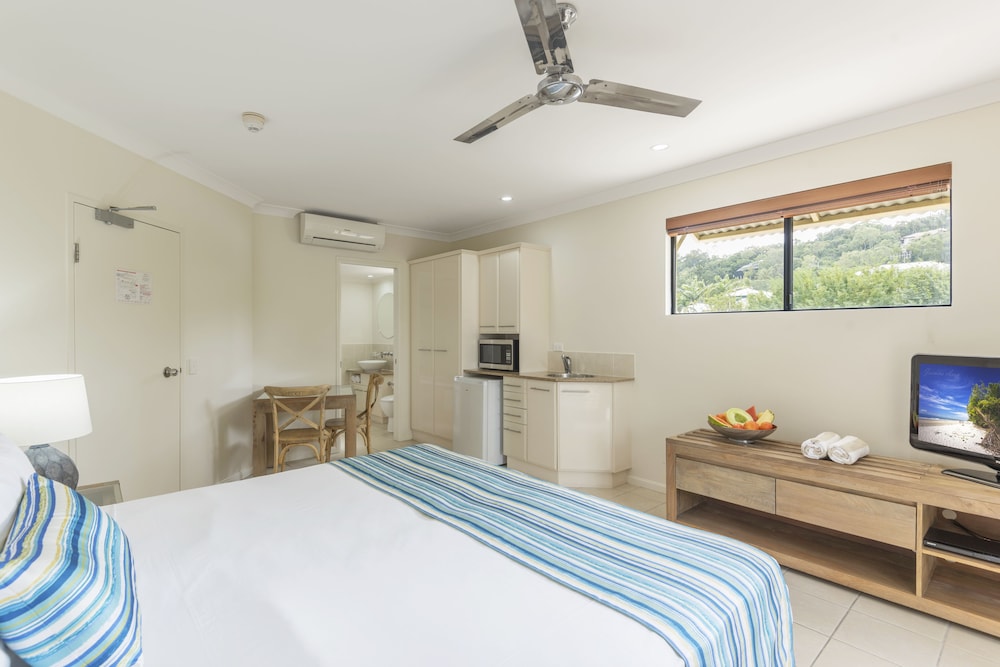 Meridian Port Douglas 21/70