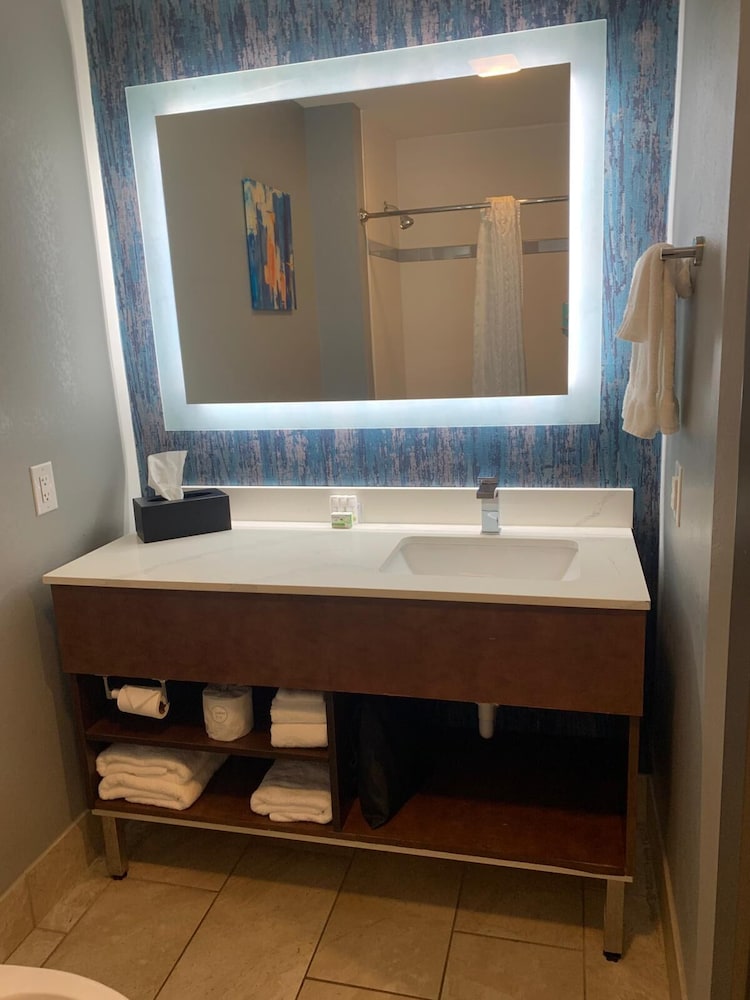 La Quinta Inn & Suites by Wyndham Louisville East 42/45