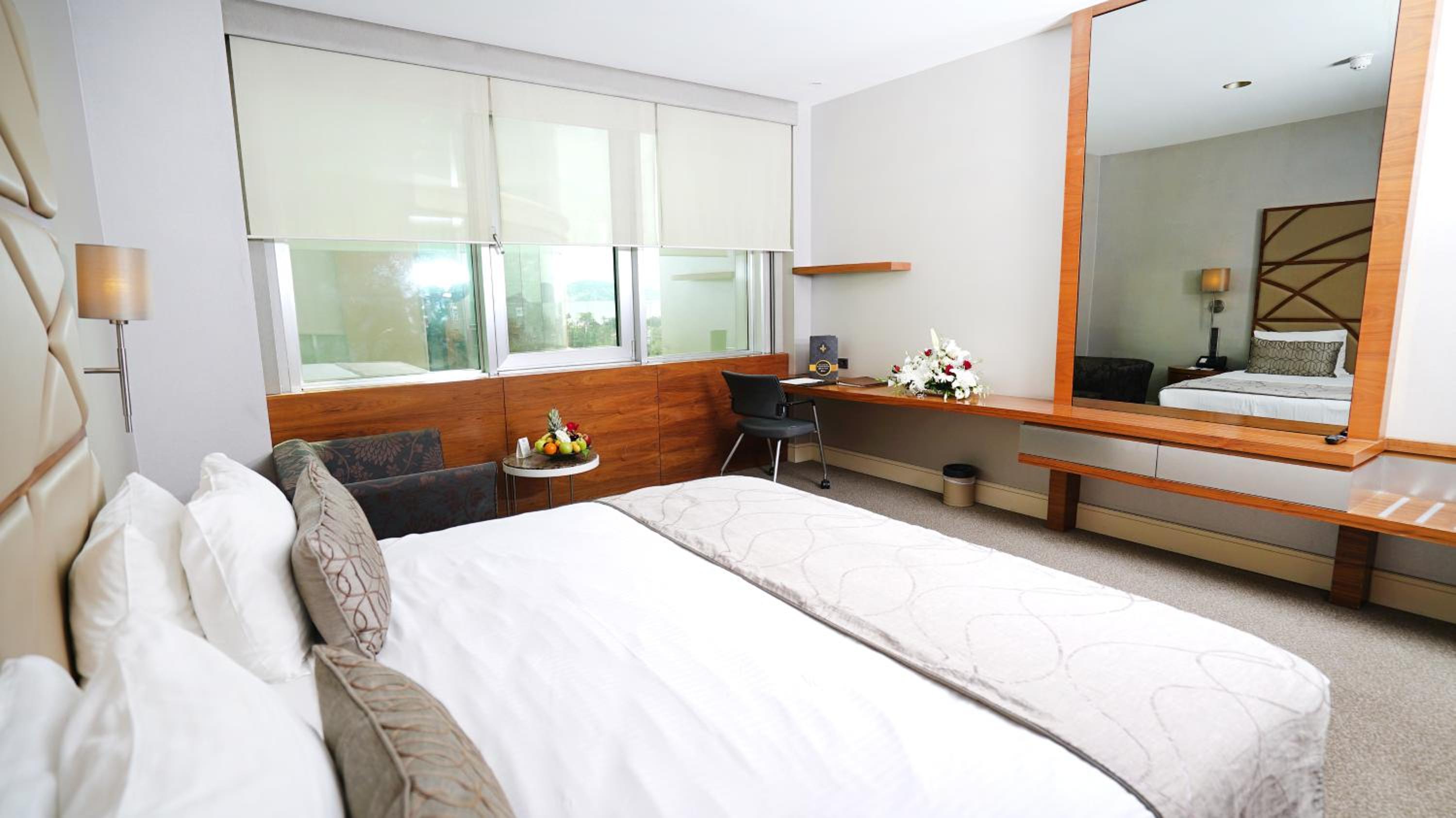 Superior, King Bed, Partial Sea View