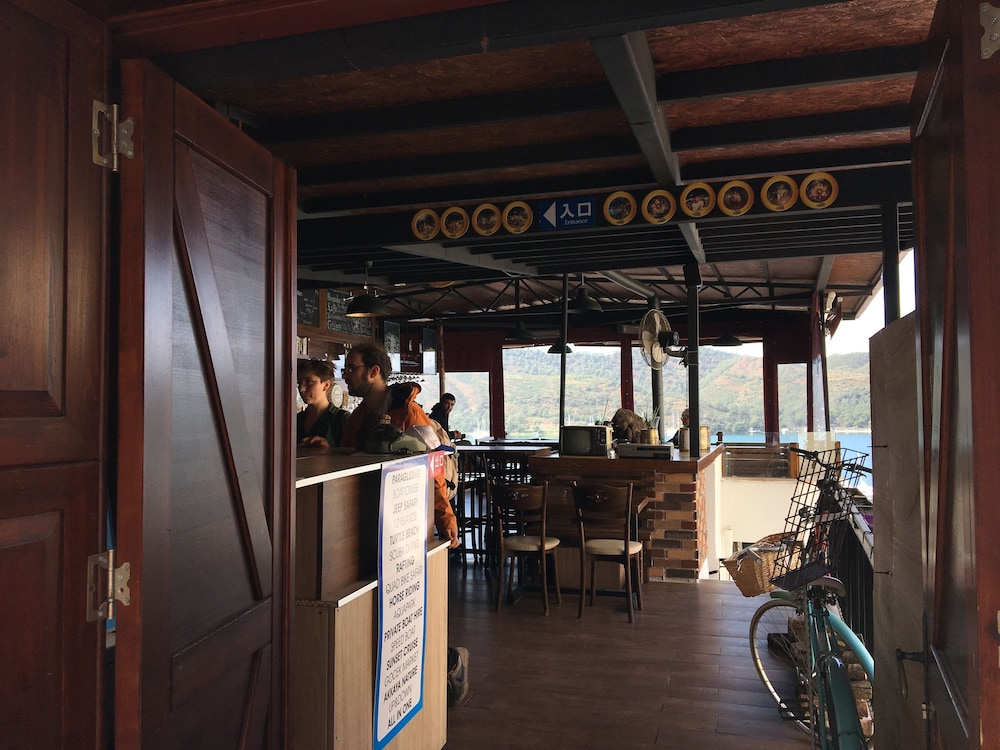 El Camino Hostel & Pub 24/28
