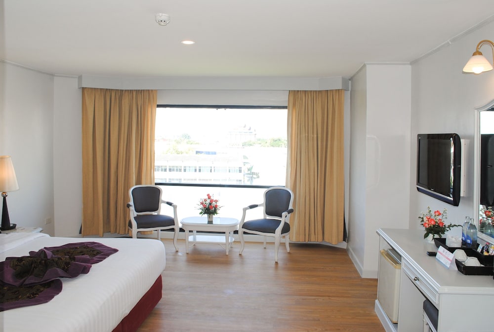C H Hotel 16/49