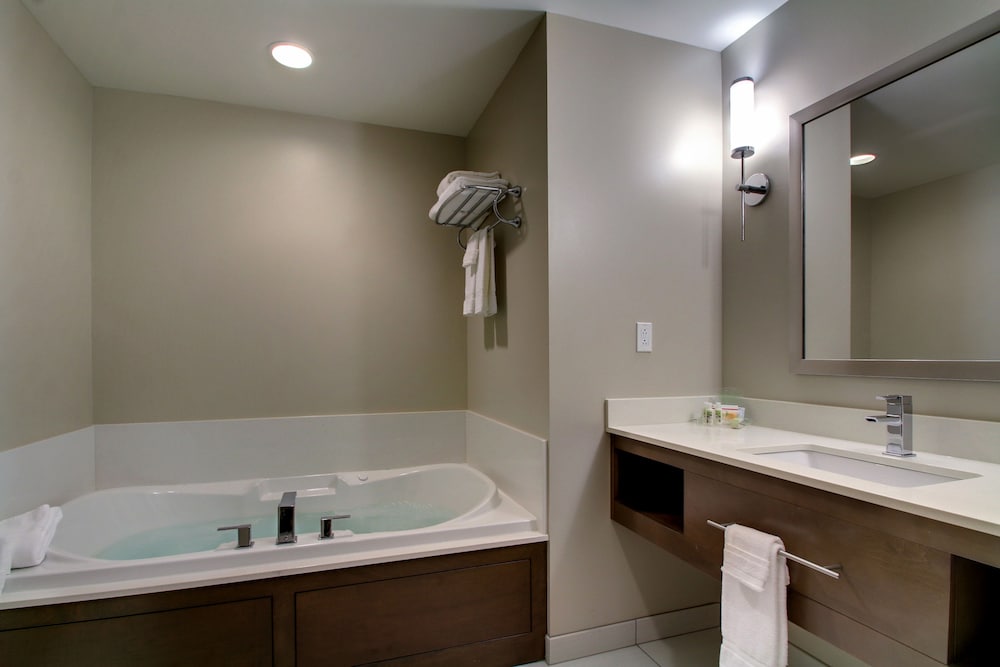 Holiday Inn Peoria At Grand Prairie 15/75