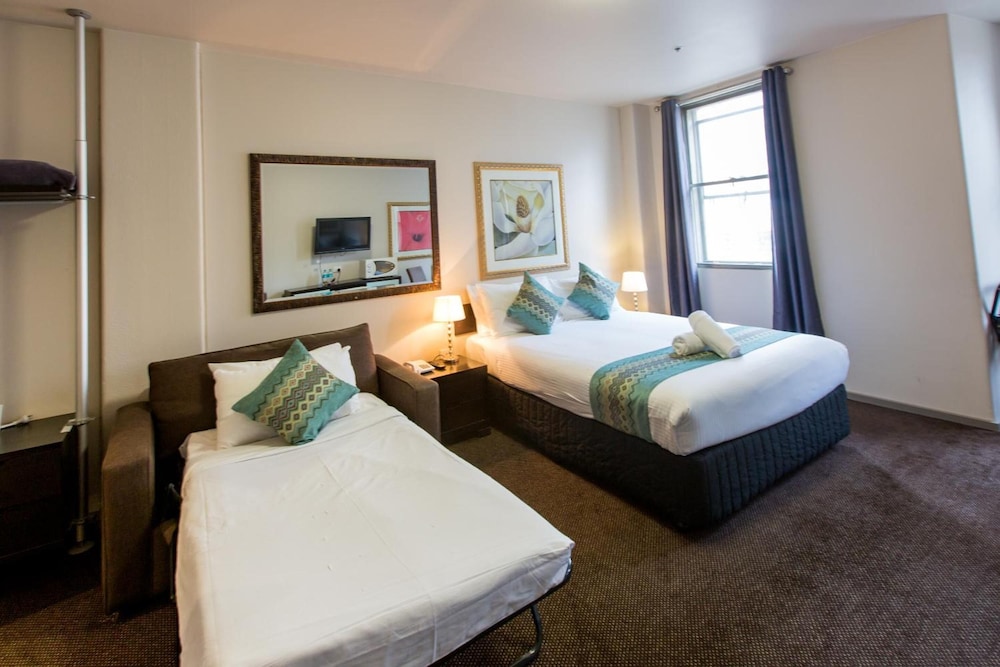 ROOM, QUEEN BED
