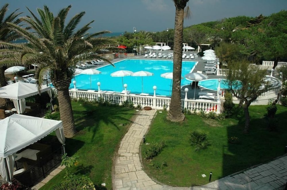 Domizia Palace Hotel 56/62